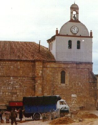Iglesia y plaza del pueblo en 1975 (01/06/1975)