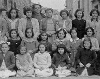 Alumnas de Doña Celsa en la calle Real