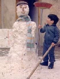 Daniel con su muñeco de nieve