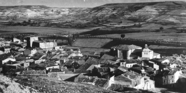 Vista general de Castrillo de Don Juan (Palencia), cuando existía el Palacio del Conde Orgaz