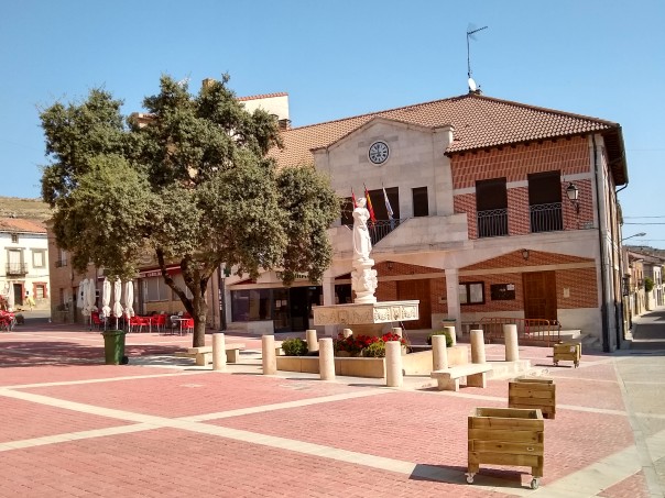 Plaza del pueblo con la fuente, la Segadora y el Ayuntamiento.