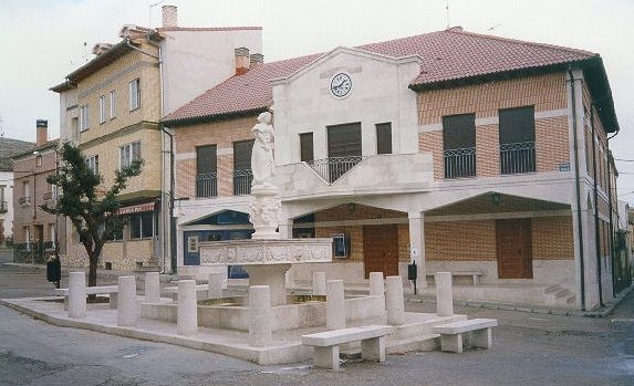 Foto de la plaza tomada el día en que fue instalada la Segadora, el 12/12/1998