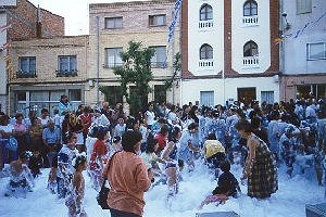Baños de espuma en la plaza del pueblo
