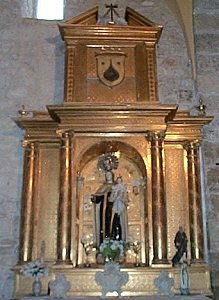 A la izquierda, Virgen del Pilar, de marfil.