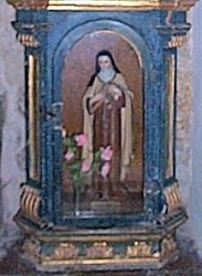 Sobre ella, la Virgen del Henar.