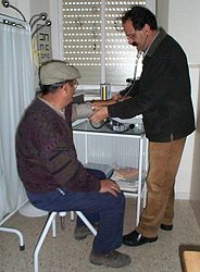 Jacobo, el practicante, tomando la tensin al alguacil, Teodoro del Olmo.
