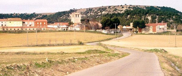 Carretera de acceso al pueblo desde Valladolid