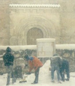 Un mueco de nievo junto a la Iglesia
